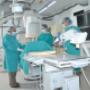 Este procedimiento es utilizado en aquellos pacientes que no son candidatos a Diálisis Peritoneal y no tienen acceso venoso para realizarse la "Fistula" para Hemodiálisis. La colocación es sencilla y el Catéter es retirado, normalmente, a los dos a tres años.
