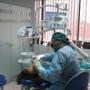 Realizando cirugia oral