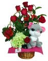 Gatito en cesta de rosas