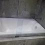 BAÑO RENOVADO CON TINA BLANCA Y PORCELANATO