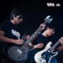 Rugiendo con las guitarras, dominando el escenario.