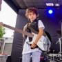 ¡Un pequeño rockstar en el escenario!