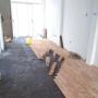 Instalación de piso de parquet.