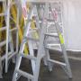 Escalera modelo tijera simple en fibra de vidrio y aluminio anodizado.