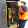 instalando rejillas después del mantenimiento