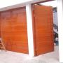 PUERTA SECCIONAL EN MADERA CEDRO