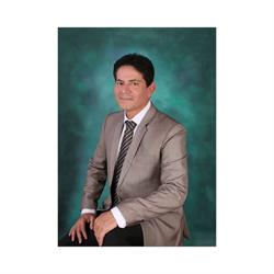 Dr. Renzo León