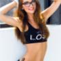 Un look casual y moderno con actitud segura y dinámica. La opción perfecta para quienes buscan kinesiologas en Trujillo en luxarymodels.
