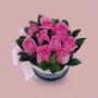 Sombrerera con rosas rosadas